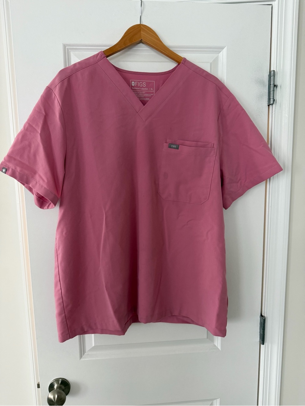 Figs Men’s V-Neck Short Sleeve Top in Rose